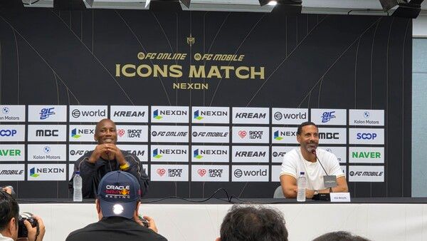 ▲ (좌측부터)‘2025 넥슨 아이콘매치’ 디디에 드로그바, 리오 퍼디난드(사진=경향게임스)&nbsp;