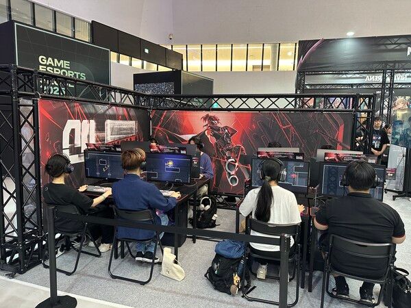 ▲산나비 외전 시연하는 관람객들. 사진=경향게임스