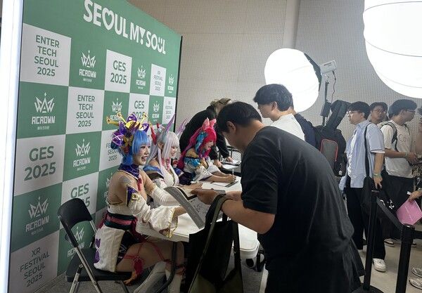 ▲ 에이크라운 팬싸인회 현장. 사진=경향게임스