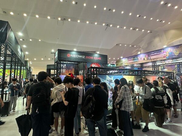 ▲대기줄이 늘어선 네오위즈 부스. 사진=경향게임스