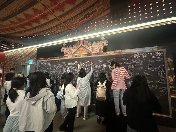 ▲ 메세지월에 축하 메세지를 적는 유저들. 사진=경향게임스