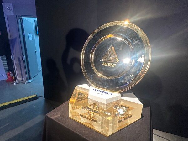 ▲ EWC 우승 트로피. 사진=경향게임스