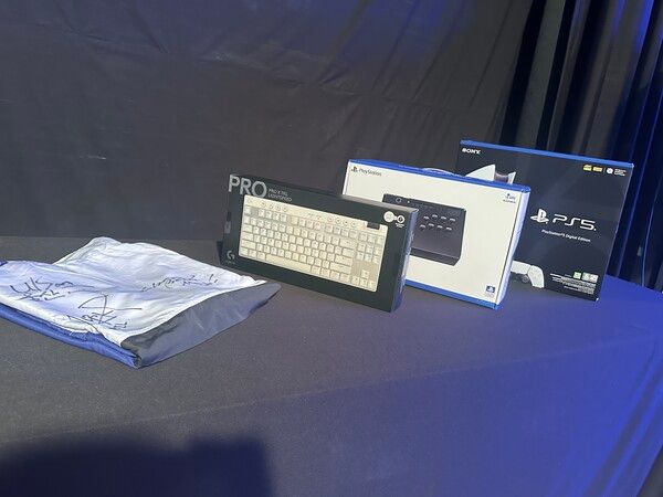 ▲ 팬미팅 경품. 사진=경향게임스