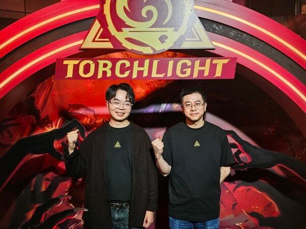 ▲(좌측부터) XD 토치라이트: 인피니트 류헝 디렉터, 왕유레이 총기획자(사진=경향게임스)