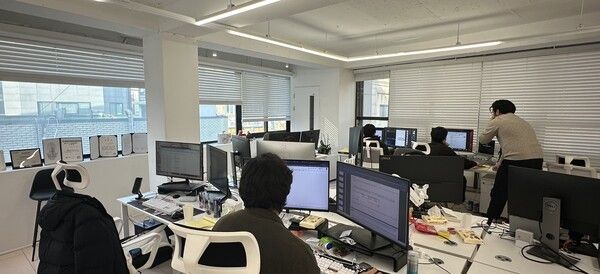 ▲스튜디오 작업 환경. 개발진은 실시간으로 소통하며 신작 개발에 열중하고 있다. 사진=경향게임스