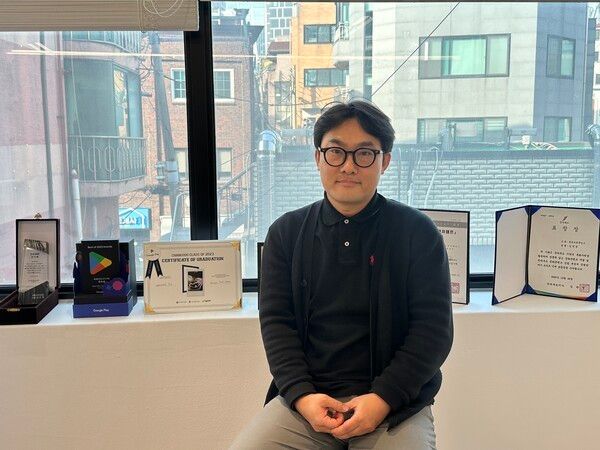 ▲루트쓰리게임즈 회사에서 만난 김건욱 대표. 회사의 첫 작품 데미갓 키우기는 2023년 구글플레이 ‘올해를 빛낸 게임’을 수상했다. 사진=경향게임스