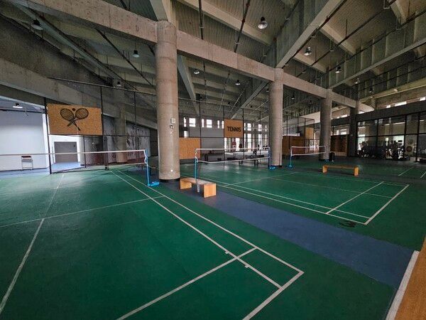 ▲사내 운동 동호회가 대형 체육관 시설에서 스포츠 대회를 열기도 한다(사진=경향게임스)