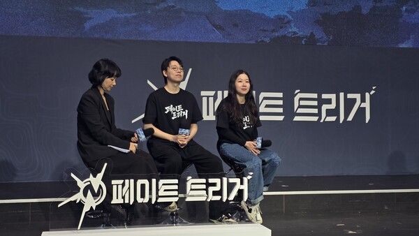 ▲ (좌측부터)사로아시스 스튜디오 ‘페이트 트리거’ 할란 자오 개발 총괄 프로듀서, 루비 리우 퍼블리싱 총괄(사진=경향게임스)