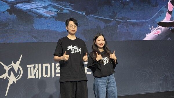 ▲ (좌측부터)사로아시스 스튜디오 ‘페이트 트리거’ 할란 자오 개발 총괄 프로듀서, 루비 리우 퍼블리싱 총괄(사진=경향게임스)
