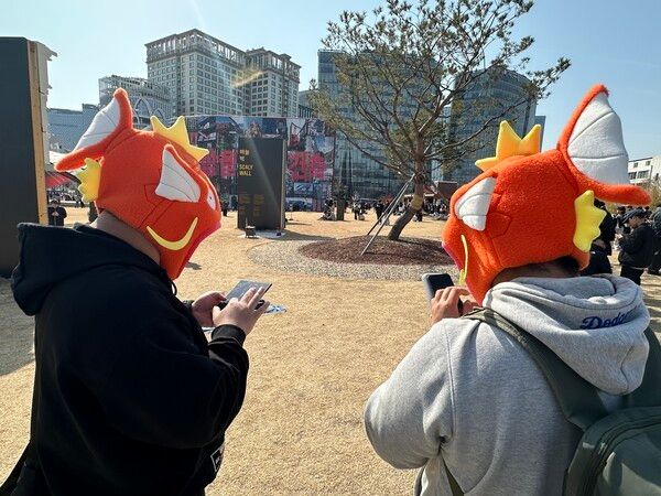 ▲게임 팬들이 방문해 포켓몬 고를 즐기고 있다. 사진=경향게임스&nbsp;