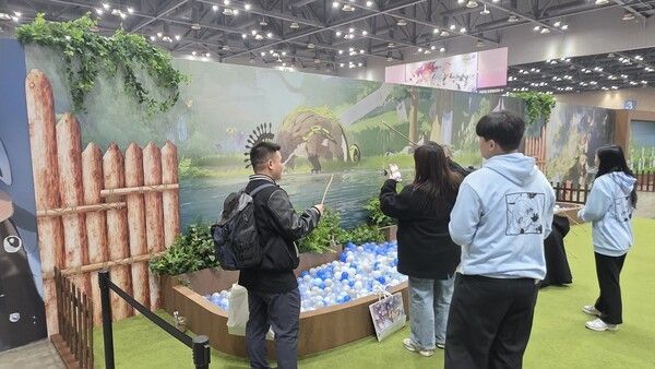 ▲ 아주르 낚시터를 즐기는 현장 관람객들의 모습(사진=경향게임스)