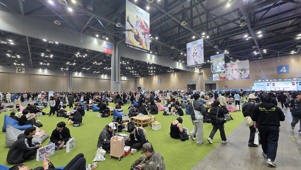 ▲ 약 300석 규모의 넓은 휴게 공간이 관람객들의 편의를 제공해 주고 있다(사진=경향게임스)