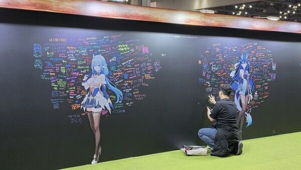 ▲ ‘아주르 프로밀리아’ 주요 캐릭터들의 비주얼이 담긴 드로잉월(사진=경향게임스)