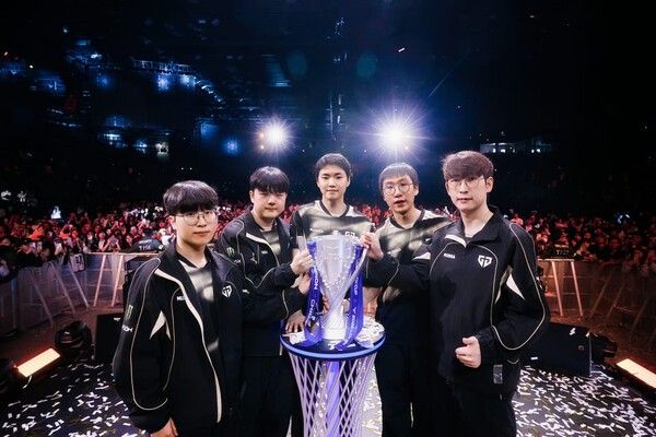 ▲우승컵 들어올린 젠지.&nbsp;제공=라이엇게임즈