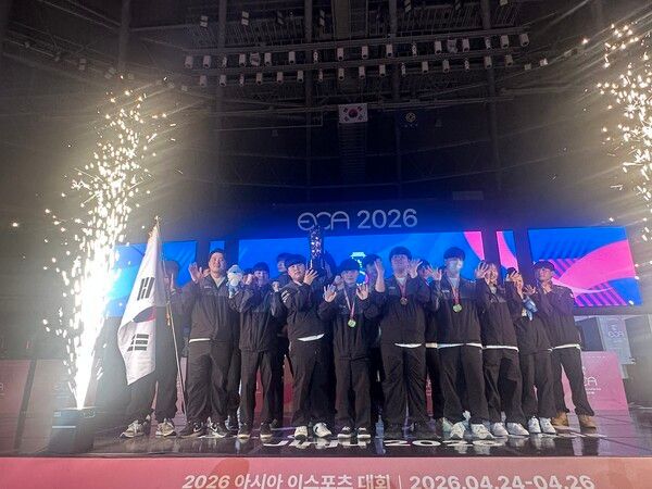 ▲우승 트로피 들어올린 팀 코리아. 사진=경향게임스