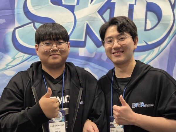 ▲(왼쪽부터) 에브나 게임즈 정호재 디자이너, 조현기 대표