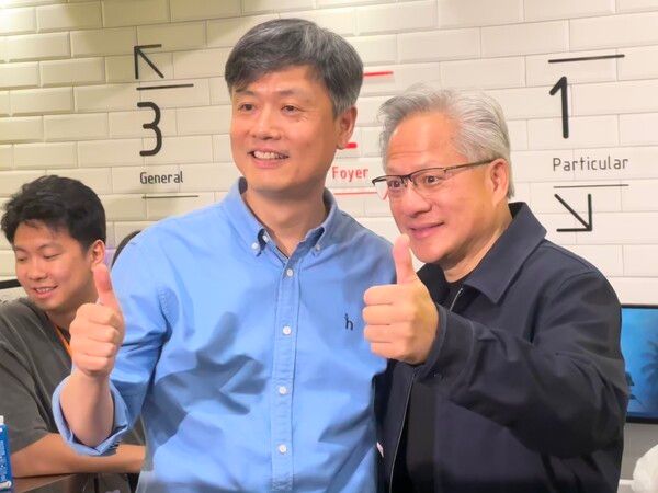▲왼쪽부터 장병규 크래프톤 의장, 젠슨 황 CEO 사진=경향게임스