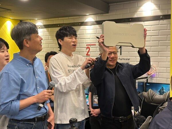 ▲왼쪽부터 장병규 크래프톤 의장, 김블루, 젠슨 황 CEO 사진=경향게임스
