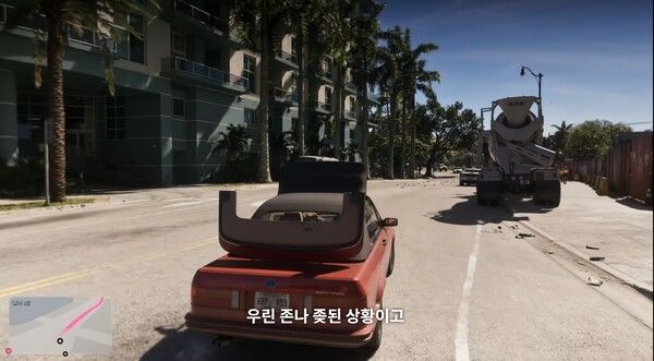 ▲화면 좌측 하단에 네비게이션이 표시되며, 컨버터블 차량이 실시간으로 지붕을 내리는 장면이 표현된다