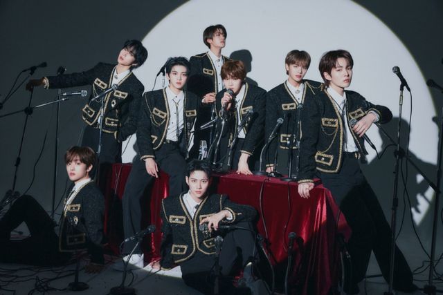 그룹 루네이트(LUN8, 판타지오 소속)가 훈훈한 행보를 펼쳤다.29일 소속사 판타지오는 “루네이트(진수·카엘·타쿠마·준우·도현·이안·지은호·은섭)가 지난 25일 진행된 ‘2024년 우리다문화장학재단 장학금 전달식-우리웰컴데이’에 참석해 축하 공연을 펼쳤다. 이와 함께 출연료를 해당 재단에 기부했다”라고 밝혔다.‘우리다문화장학재단’은 2012년부터 매년 다문화 자녀를 선발해 장학금을 지원해 오고 있으며, 올해는 800명의 장학생을 선발해 장학금을 지원했다.대표 장학생과 가족 등 500여명이 함께한 ‘2024년 우리다문화장학재단 장학금 전달식-우리웰컴데이’의 뜻깊은 자리에 초청된 루네이트는 공연과 더불어 기부로 다문화 학생들의 꿈을 응원했다.앞서 루네이트는 정식 데뷔한 지난해 공익기부재단 아름다운동행의 홍보대사로 발탁됐다. 당시 스리랑카 마탈리 지역의 단칸다 학교에 멤버들의 이름이 새겨진 책걸상을 기부하며 소외계층 지원을 위한 캠페인에 힘을 보탰다. 홍보대사 활동과 함께 꾸준히 기부를 실천하고 있는 루네이트의 훈훈한 행보가 눈길을 끈다.한편, 5세대 신예 루네이트는 지난해 데뷔앨범 더블 타이틀곡 ‘Wild Heart’(와일드 하트), ‘Voyager’(보야저), 올해는 미니 2집 선공개곡 ‘PASTEL’(파스텔), 타이틀곡 ‘SUPER POWER’(슈퍼 파워)로 활발한 활동을 펼쳤다. 특히 미니 2집 ‘BUFF’(버프)로 전작의 2배가 넘는 초동 음반 판매량을 달성하며 커리어 하이를 경신했다.앨범 활동과 더불어 K-POP 보이그룹으로 유일하게 '2024 강원 동계청소년올림픽대회' 개회식에 참석해 공연을 펼쳤다. 또한 아름다운동행 홍보대사 위촉식, 우리다문화장학재단 장학금 전달식 등 의미 있는 행사에 참여하며 루네이트의 선한 영향력을 넓혀가고 있다.루네이트는 오는 6월 19일 일본 데뷔 싱글 ‘Evergreen’(에버그린)을 발매하며 글로벌 행보에 돌입한다. 동명의 타이틀곡 ‘Evergreen’은 현지 인기 프로그램 ‘바즈리즈무02’의 7월 오프닝 테마곡으로 선정되기도 했다.[사진=판타지오 제공]