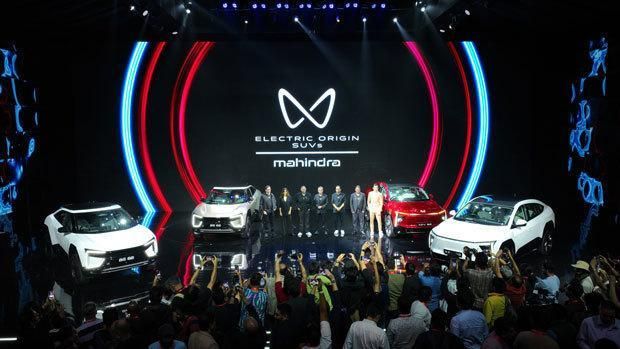 신차종 ‘BE6e’왼쪽 두 대와 ‘XEV9e’오른쪽 두 대가 공개됐다 사진마힌드라 마힌드라 제공