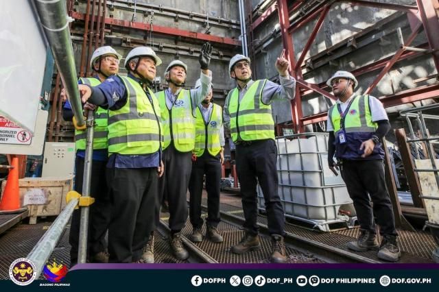 랄프 렉토 재무부 장관오른쪽에서 두 번째이 메트로 마닐라 지하철 공사 현장을 시찰하고 있다 사진필리핀 재무부 페이스북