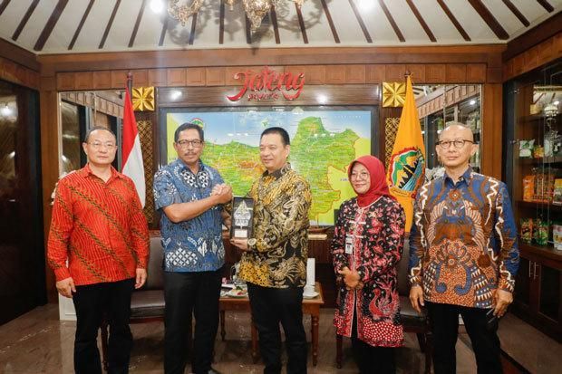 중부자바주 나나 주지사 대행왼쪽에서 두 번째을 예방한 가운데 전동 오토바이 생산계획 등을 보고한 선라 경영진 사진중부자바주 정부 제공