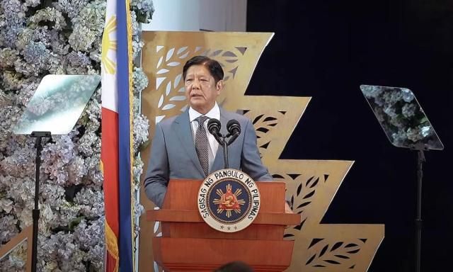 페르디난드 마르코스 대통령이 그랜드 웨스트사이드 호텔 오픈 기념 행사에 참석해 축사를 하고 있다 사진메가월드 페이스북