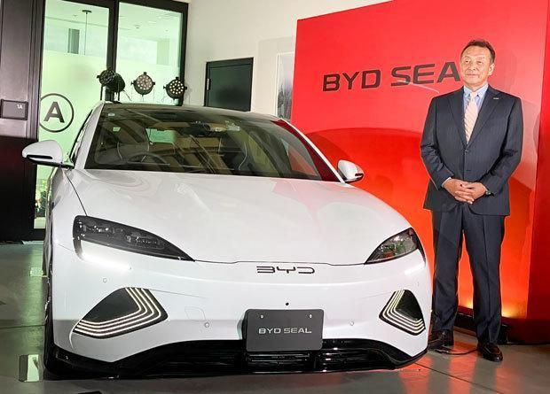 비야디는 세단 ‘씰’을 25일부터 일본 시장에 출시했다 일본에 투입한 세 번째 차종 판매점을 연말까지 90개점으로 확대한다는 방침이다 25일 도쿄