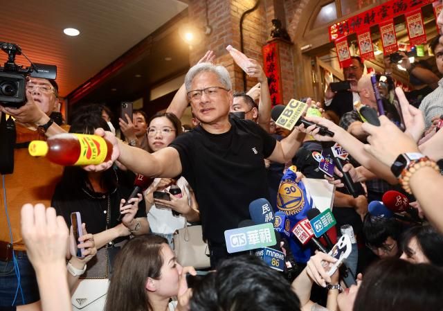 대만을 방문 중인 젠슨 황 엔비디아 최고경영자CEO가 지난달 30일 타이베이 야시장을 찾았다가 몰려든 취재진에 둘러싸여 있다 최근 그가 설립한 엔비디아 시가총액이 애플에 육박하면서 젠슨 황은 모국인 대만에서 유명 연예인과 같은 인기를 누리고 있다 사진타이베이 AFP·CNA연합뉴스