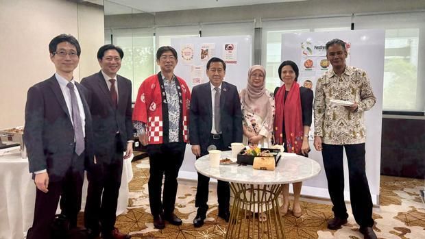 아세안 일본정부대표부의 키야 마사히코紀谷昌彦 대사왼쪽에서 세 번째는 오세치 요리를 소재로 각국의 아세안 대사 등에 일식의 매력을 전파했다 14일 사진아세안 일본정부 대표부 제공