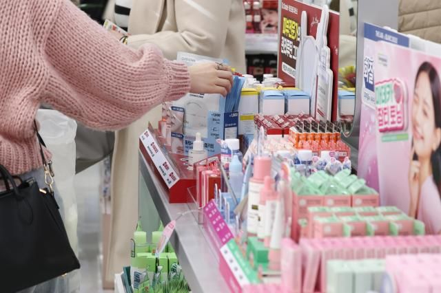 首尔中区大创明洞店陈列的小容量化妆品【图片来源 韩联社】