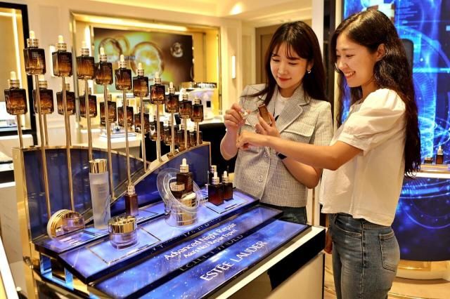 首尔乐天百货店某化妆品门店【图片来源 韩联社】