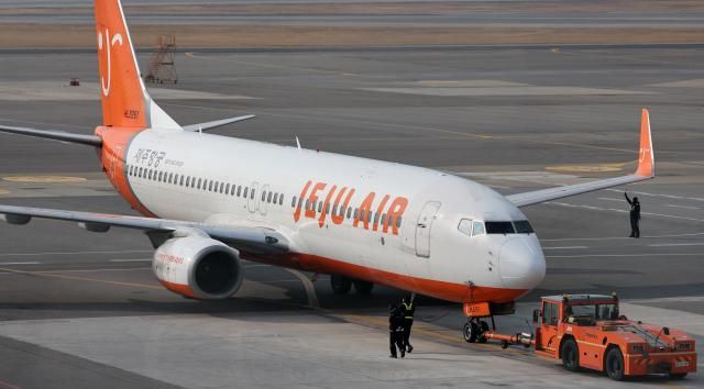 30日，济州航空客机在金浦国际机场航站楼准备起飞。【图片提供 韩联社】