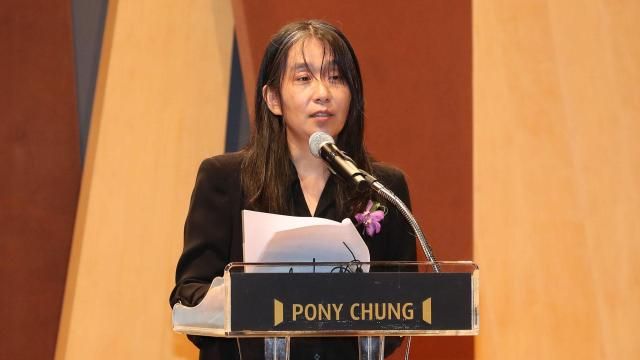 10月17日，韩江在首尔江南区出席公益基金会“PONY CHUNG财团”主办的第18届PONY CHUNG创新奖颁奖典礼。【图片提供 韩联社】