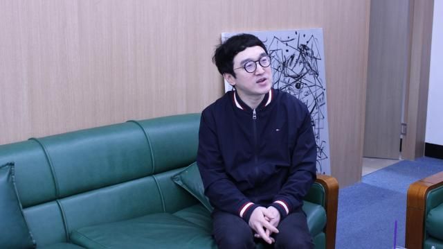 吴世爀正在接受采访。【摄影 记者 傅璐瑶】