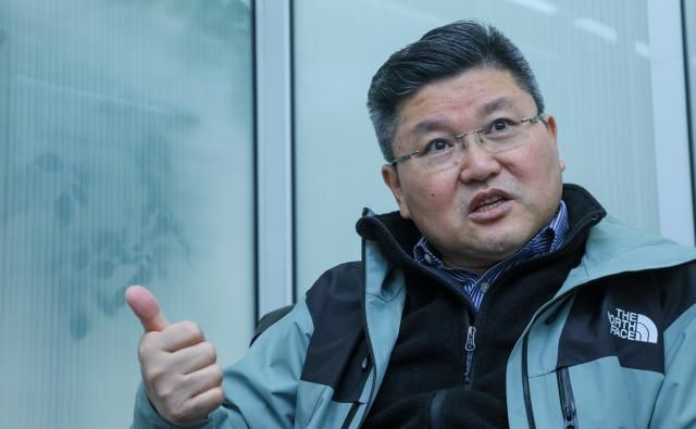 강형원 포토저널리스트 겸 컬럼니스트가 서울 종로구 아주경제 본사에서 인터뷰하고 있다 세계적인 권위의 퓰리쳐상을 두차례나 수상한 강형원 포토저널리스트는 2019년 한국에 돌아와 한국의 유구한 역사와 문화를 사진으로 세계에 알리는 재능기부를 하고 있다남궁진웅 기자 timeidajunewscom