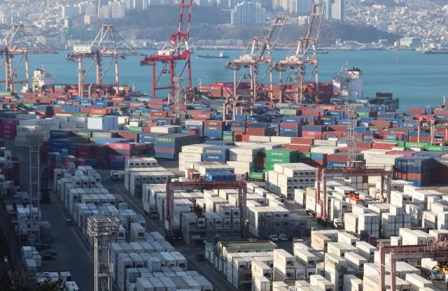 31日，在釜山北港神仙台码头，进出口货物堆积如山。图片来源 韩联社