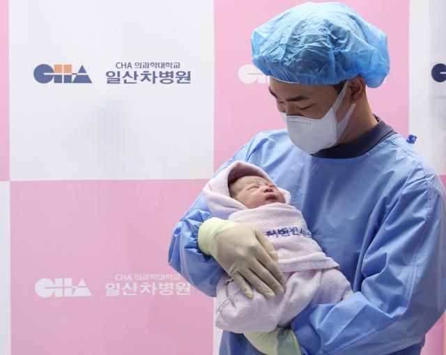 2025年乙巳年的第一天（1日），在日山出生的新生儿。 【图片来源 韩联社】