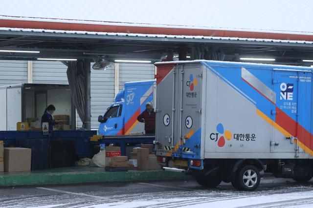 5日，在仁川桂阳区瑞云洞CJ大韩通运快递江西B终端，员工们正在分类配送物品。【图片来源 韩联社】