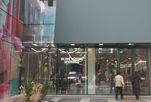 “Olive Young N 圣水”店门口【摄影 记者 傅璐瑶】