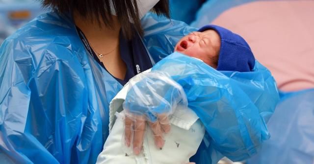 京畿道高阳市一家妇产医院内，护士正在照料新生儿。【图片提供 韩联社】