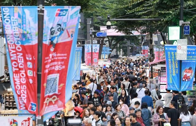 추석 명절 연휴 마지막 날인 9일 서울 중구 명동 거리에 관광객과 시민들이 오가고 있다【图片来源 韩联社】