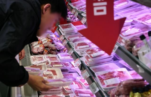 19日，首尔一家大型超市内，市民正在挑选肉类。【图片来源 韩联社】