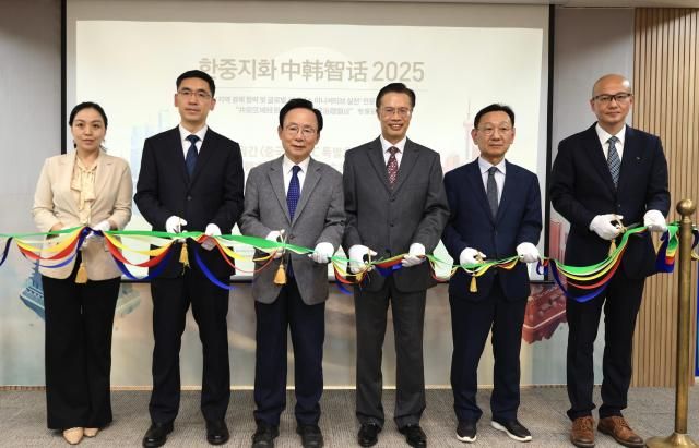 《中国（韩文）》杂志APEC主题专刊发布仪式剪彩合影。