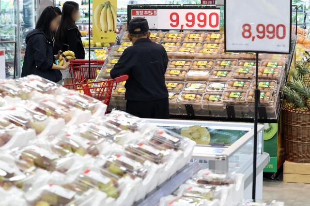 首尔一家大型超市销售的水果物价高企【图片来源 韩联社】