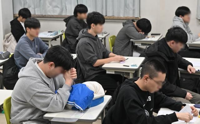 13日上午，考生在京畿道教育厅第30考区第18考场东园东佑高中进行考试准备。【图片来源 韩联社】