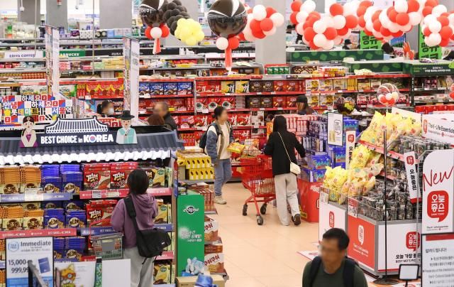 30日，市民在首尔中区乐天玛特“ZETTAPLEX”首尔站店选购食品。【图片来源 韩联社】