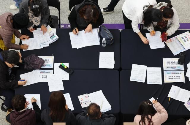 28日，在仁川市厅举行的“2025仁川中年及女性招聘博览会”上，女性求职者正在填写简历。【图片来源 韩联社】