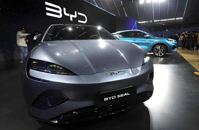 今年1月16日上午，在仁川中区“想象平台”举行的中国比亚迪（BYD）乘用车品牌发布媒体展示会上，电动车“SEAL（海豹）”正式亮相。【图片来源 韩联社】